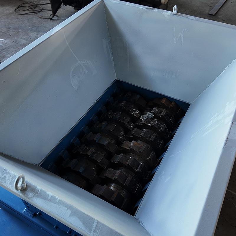 Mobile 15hp Tire Shredder, 600 Model, Scrap Tire Recycling Machine (40 Mesh)