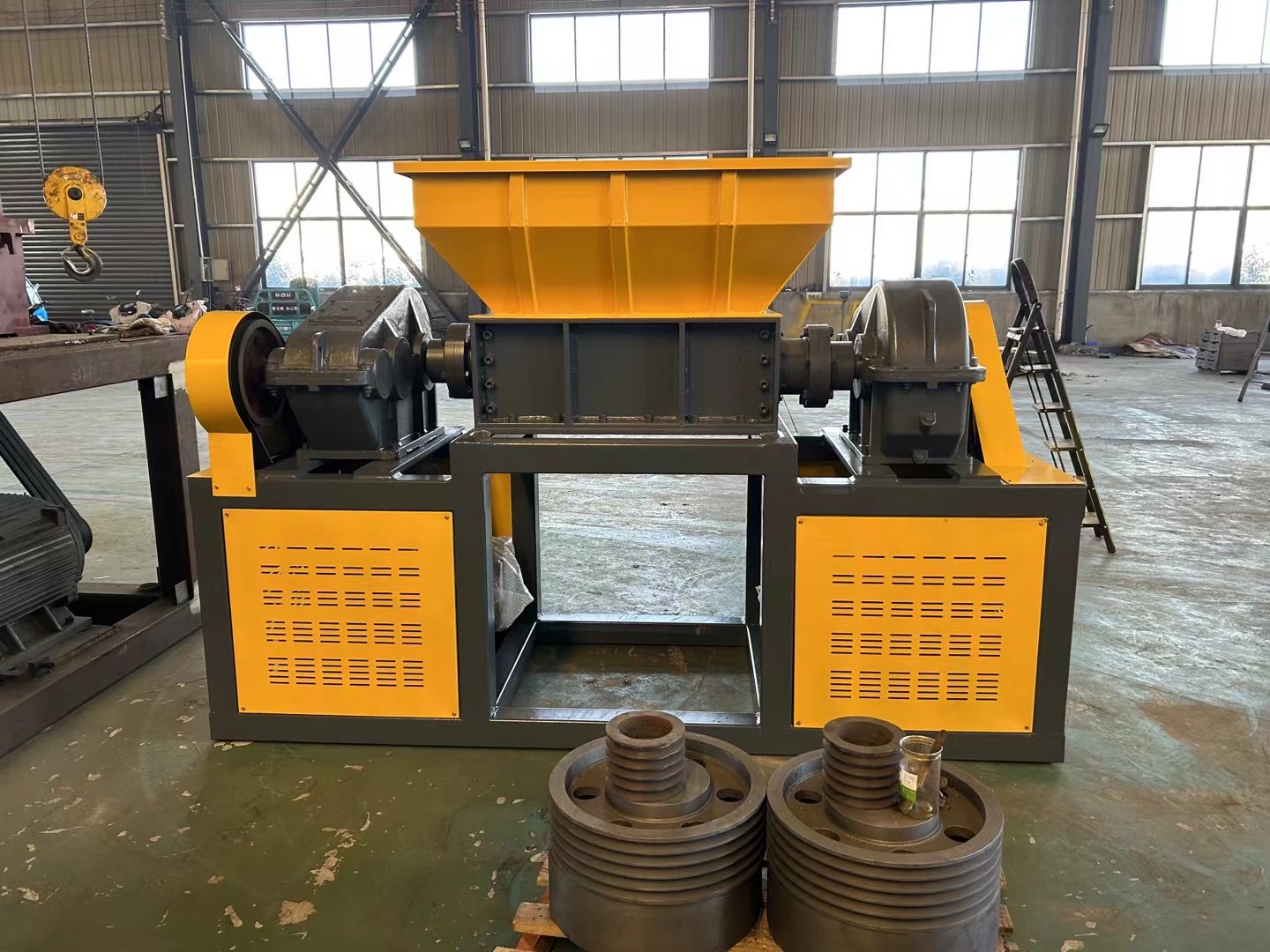 High Torque Double Shaft Shredder for Heavy Duty Waste Recycling Durable Blades Heavy Duty Shredder with Long Service Life